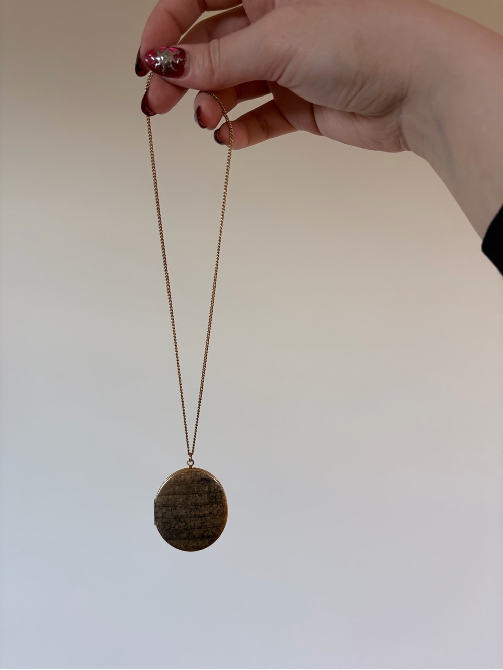 Gold Round Pendant Necklace - Elegant Women’s Jewelry